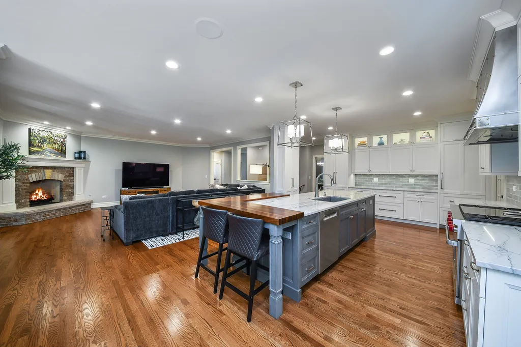 817 Heatherton Drive Naperville IL 60563