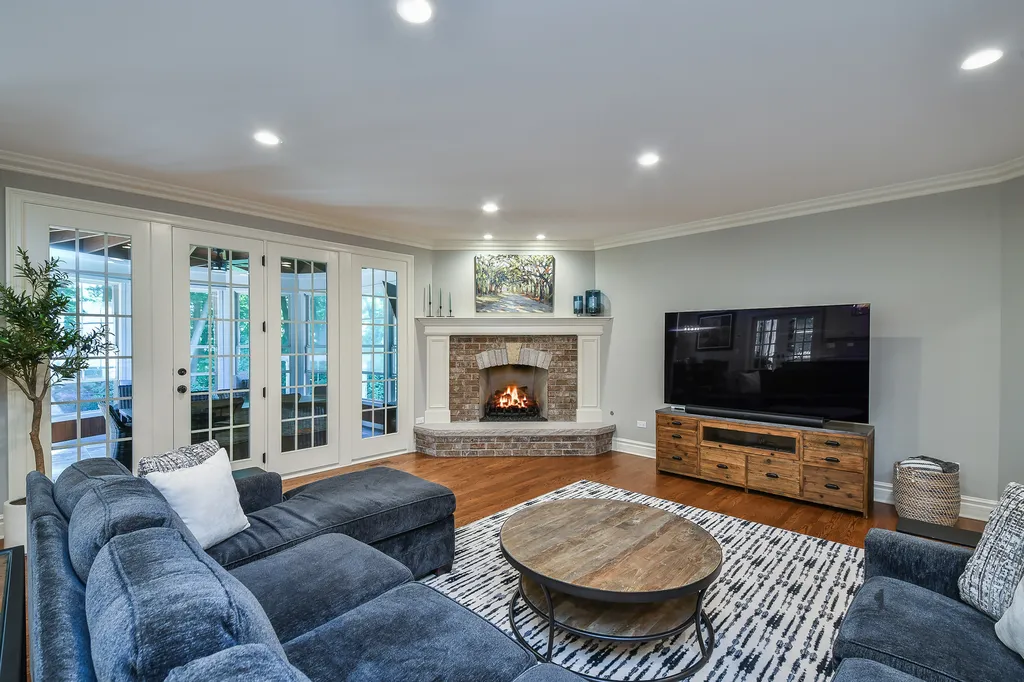 817 Heatherton Drive Naperville IL 60563