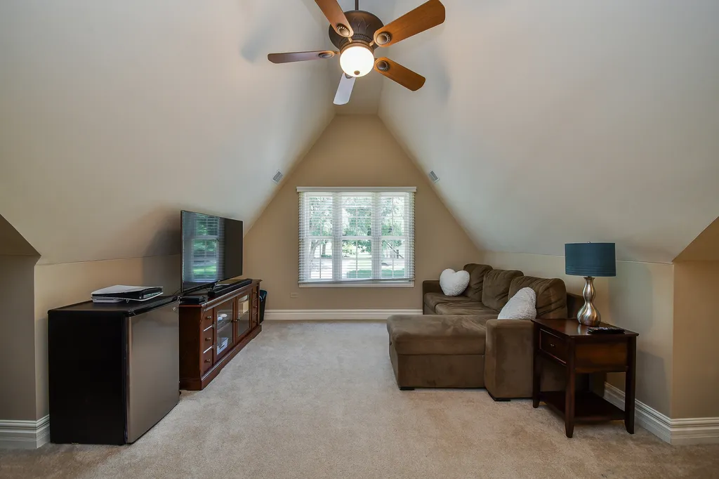 817 Heatherton Drive Naperville IL 60563