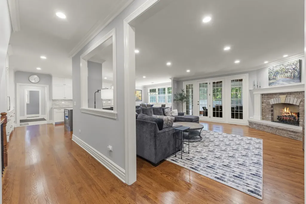 817 Heatherton Drive Naperville IL 60563
