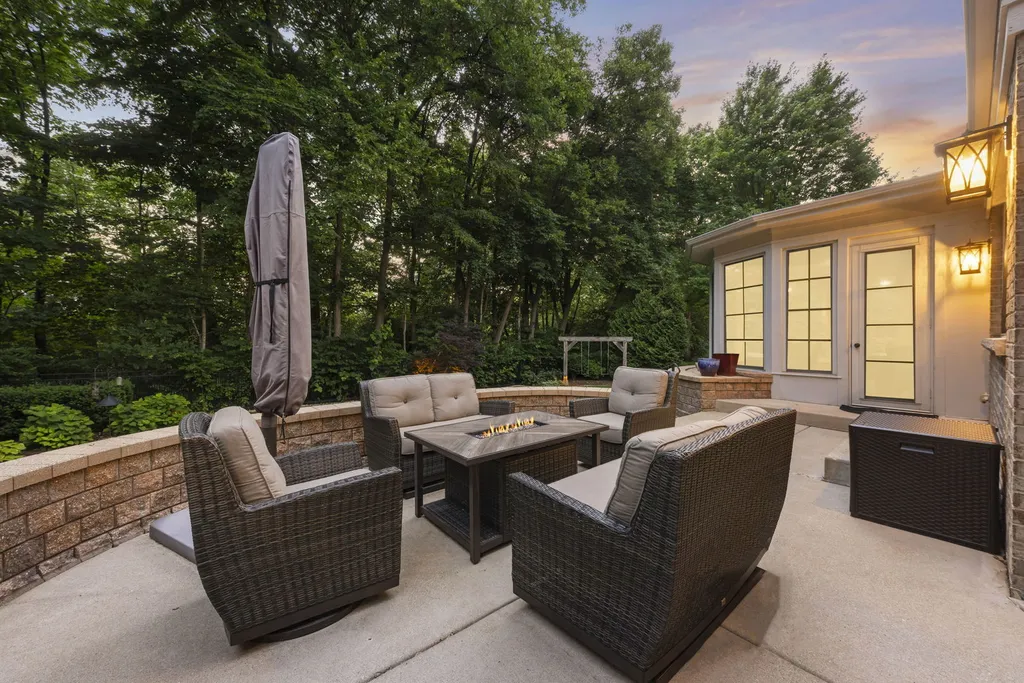 817 Heatherton Drive Naperville IL 60563