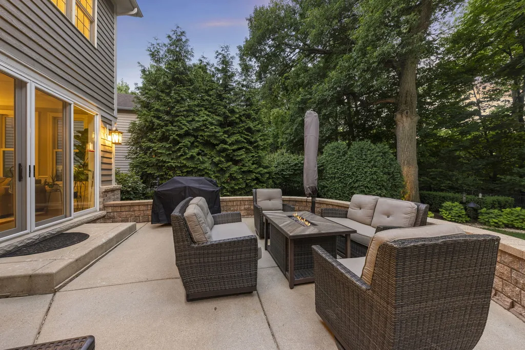 817 Heatherton Drive Naperville IL 60563