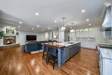 817 Heatherton Drive Naperville IL 60563