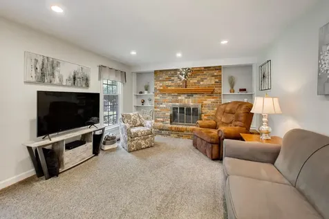 916 South Dymond Road Libertyville IL 60048