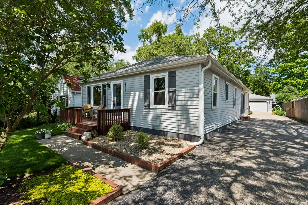 812 Lake Shore Drive Wauconda IL 60084