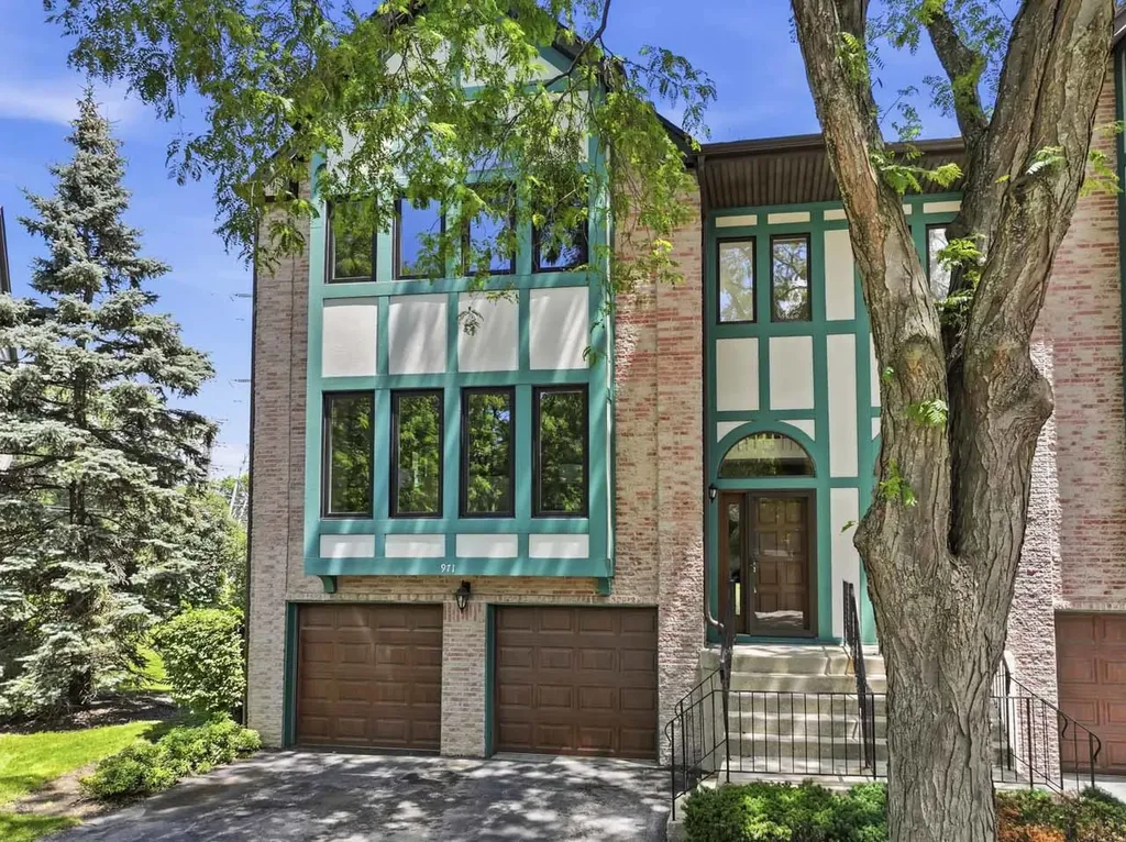 971 West Essex Place Arlington Heights IL 60004