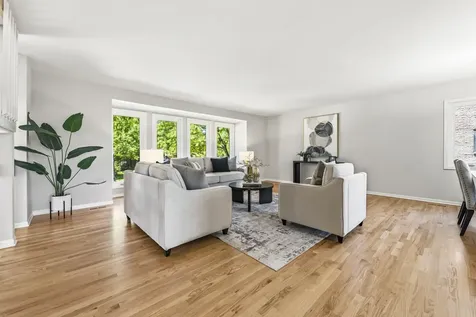 971 West Essex Place Arlington Heights IL 60004