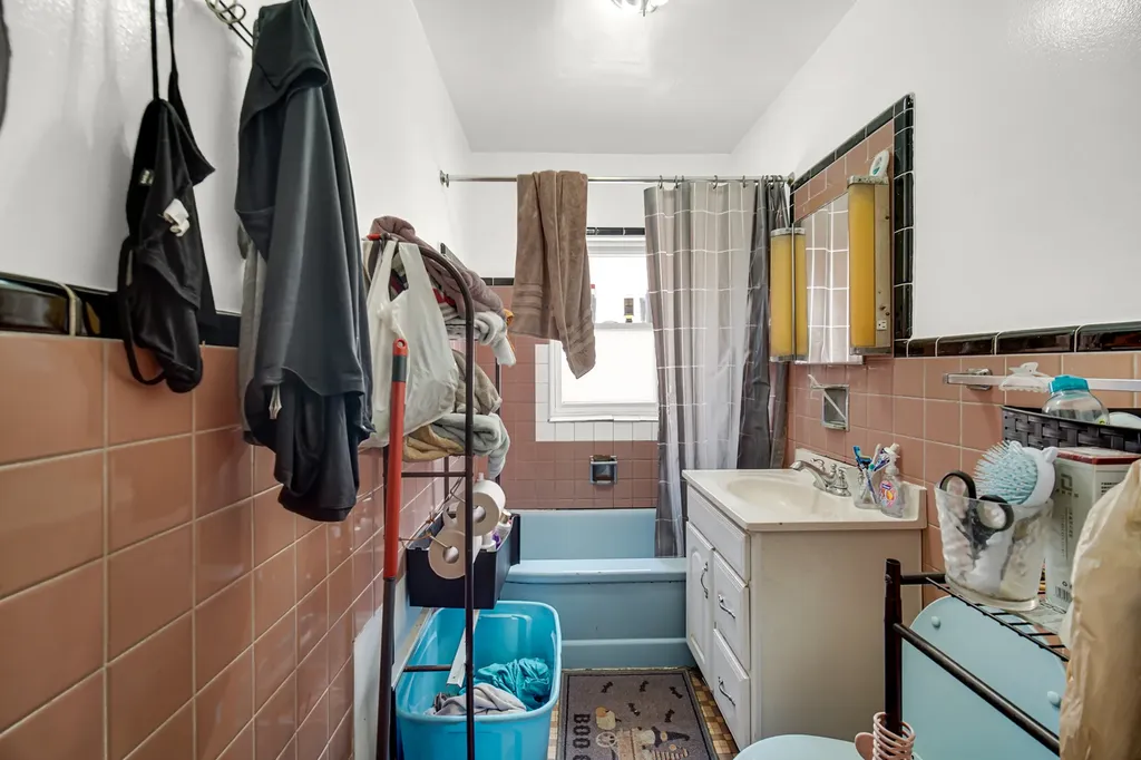 6044 North Mozart Street Chicago IL 60659