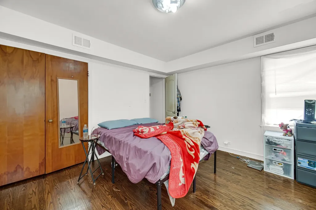 6044 North Mozart Street Chicago IL 60659