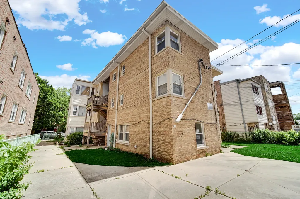 6044 North Mozart Street Chicago IL 60659