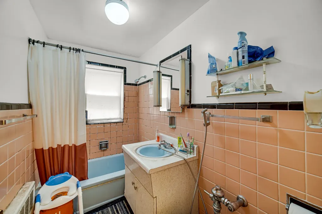 6044 North Mozart Street Chicago IL 60659