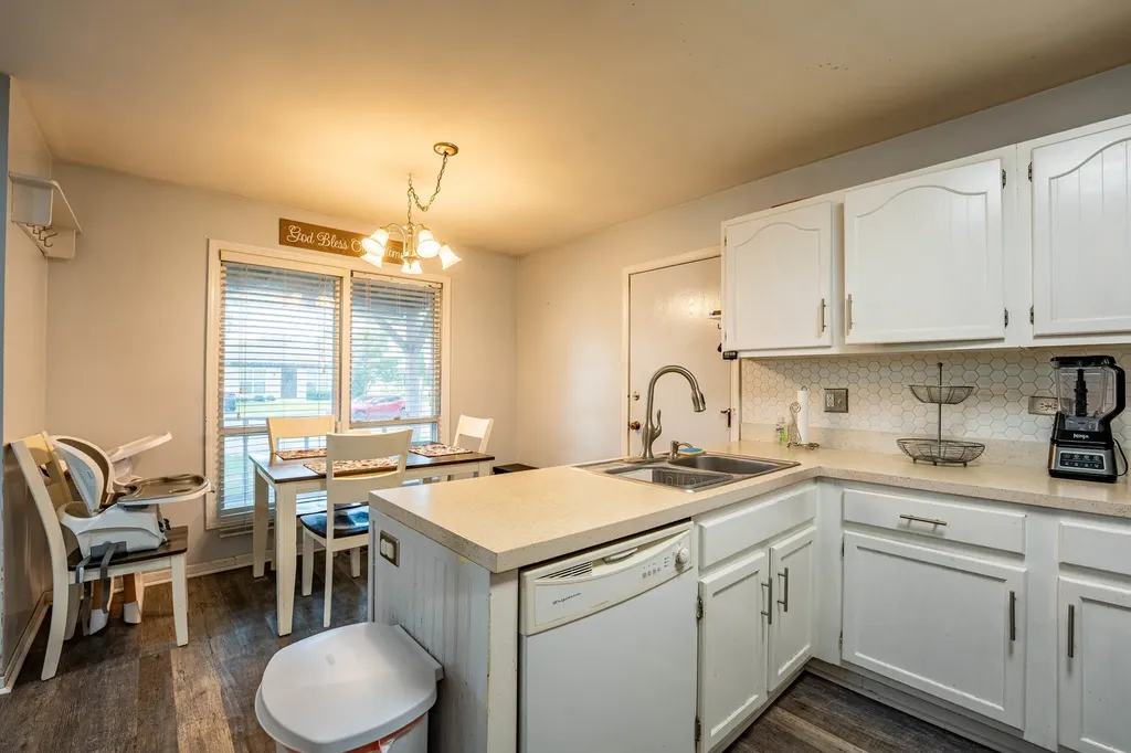 2S677 Wembly Drive Warrenville IL 60555