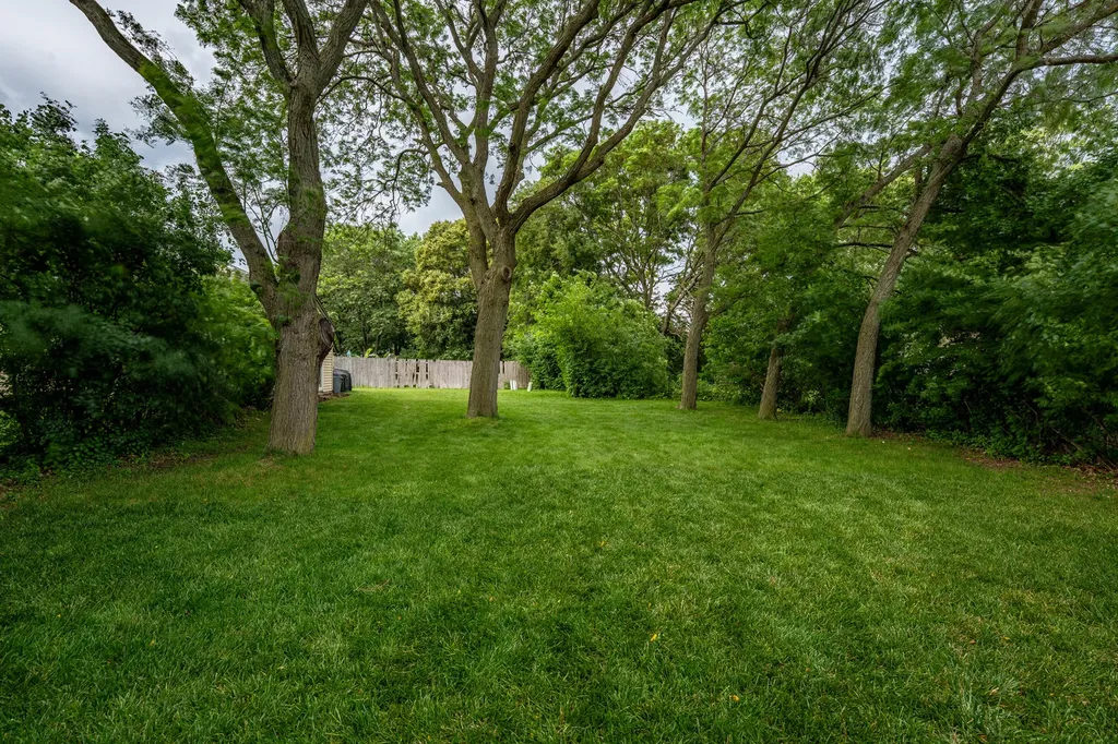 2S677 Wembly Drive Warrenville IL 60555