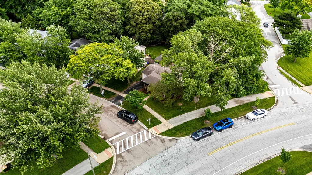 2S677 Wembly Drive Warrenville IL 60555