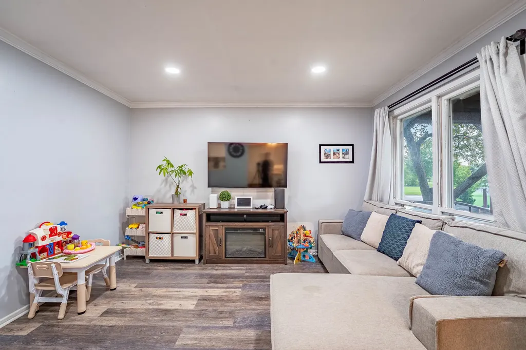 2S677 Wembly Drive Warrenville IL 60555