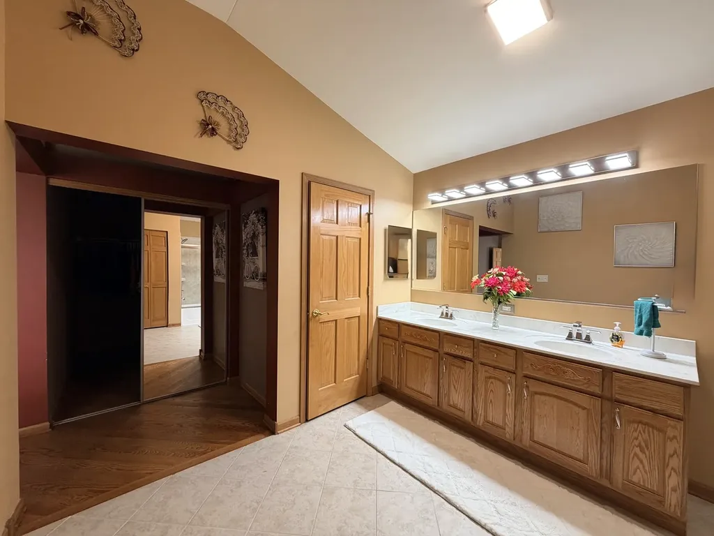 8 Fairfax Court Bolingbrook IL 60490