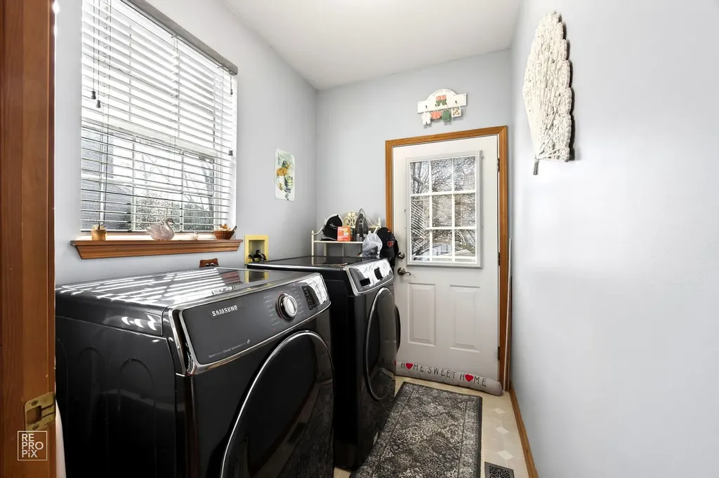 8 Fairfax Court Bolingbrook IL 60490
