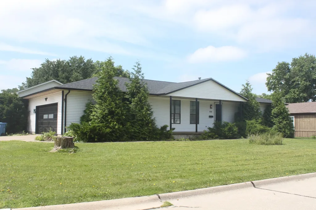 816 Oaklawn Avenue East Moline IL 61244