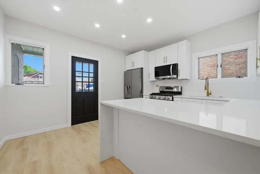 5411 West Byron Street Chicago IL 60641