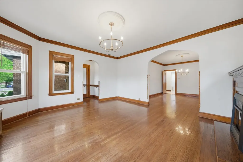 5411 West Byron Street Chicago IL 60641
