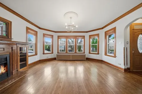5411 West Byron Street Chicago IL 60641