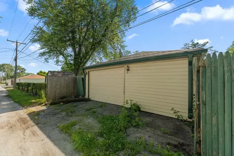 17237 Greenbay Avenue Lansing IL 60438
