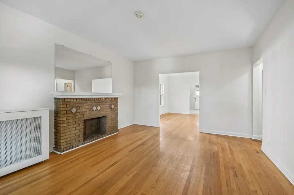 2244 West Argyle Street Chicago IL 60625