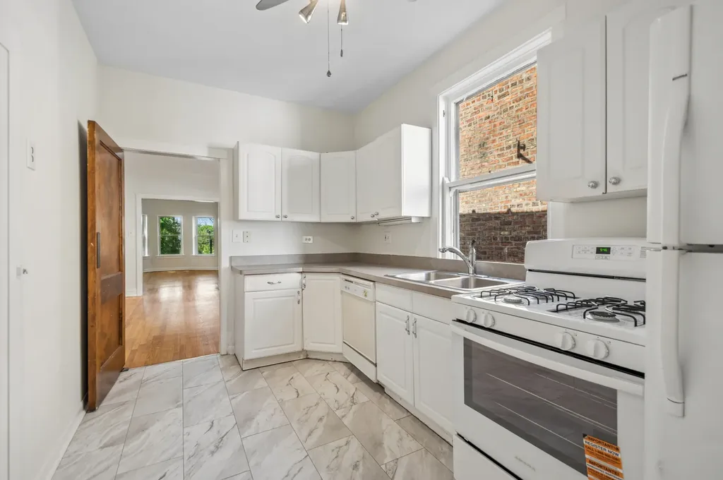 2244 West Argyle Street Chicago IL 60625