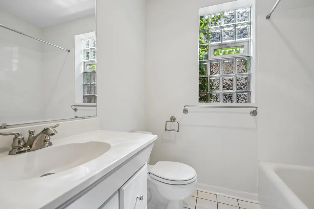 2244 West Argyle Street Chicago IL 60625