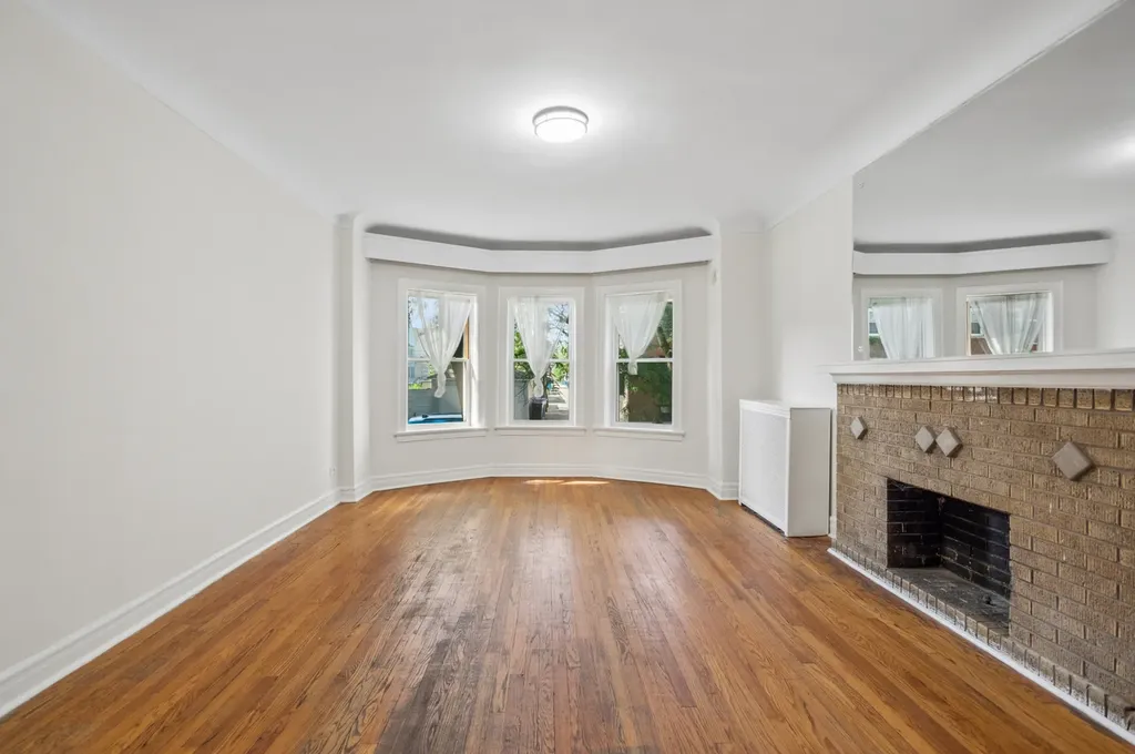 2244 West Argyle Street Chicago IL 60625