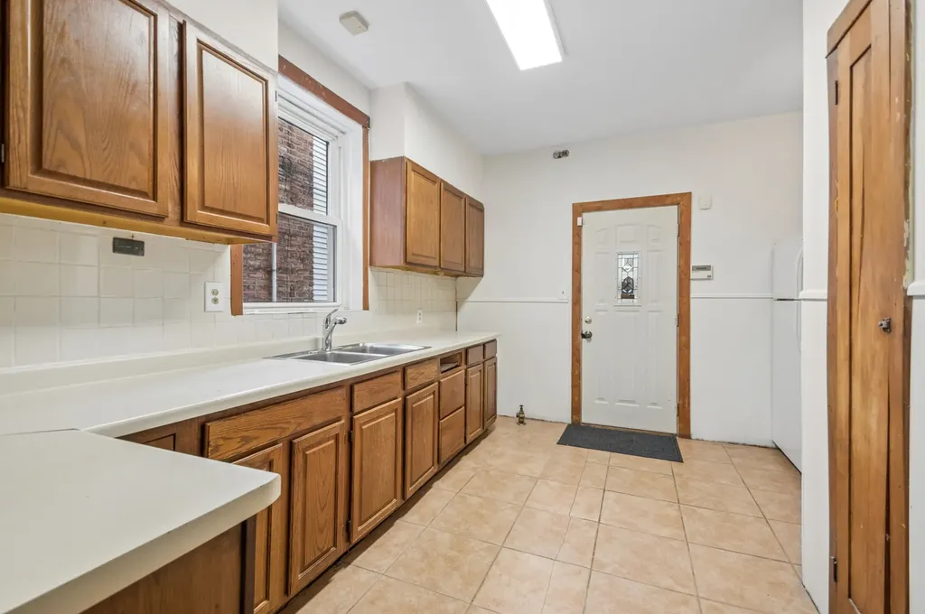 2244 West Argyle Street Chicago IL 60625