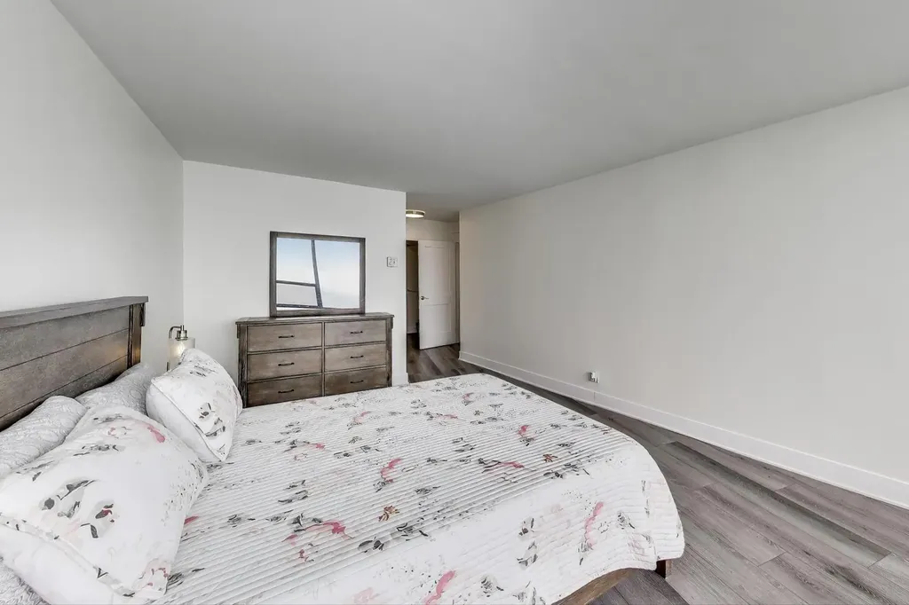 940 West Glenlake Avenue Chicago IL 60660