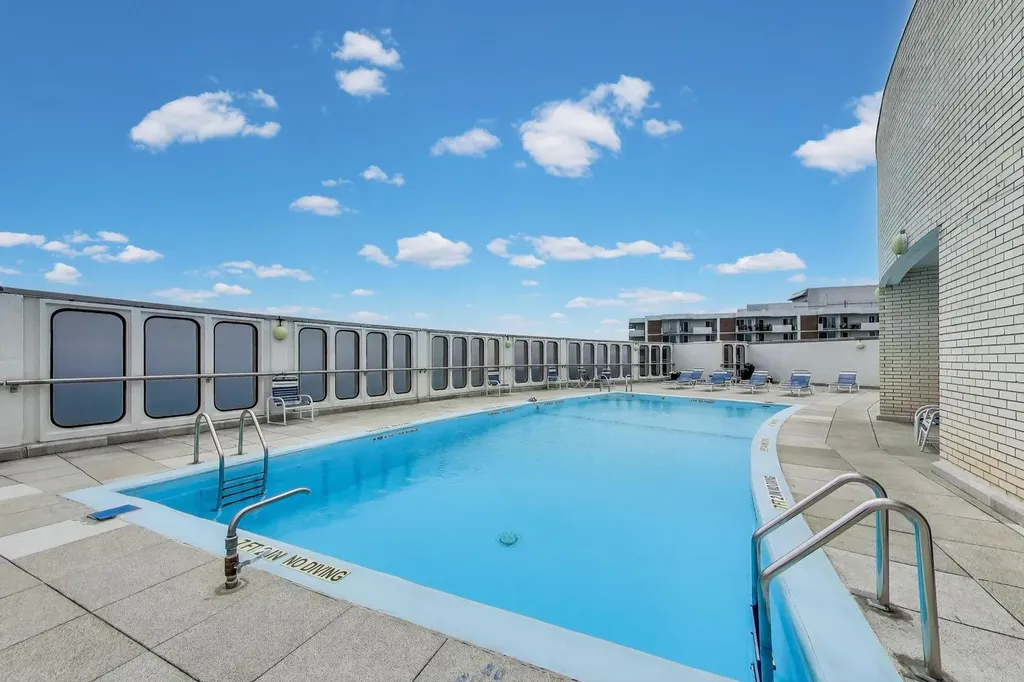 940 West Glenlake Avenue Chicago IL 60660