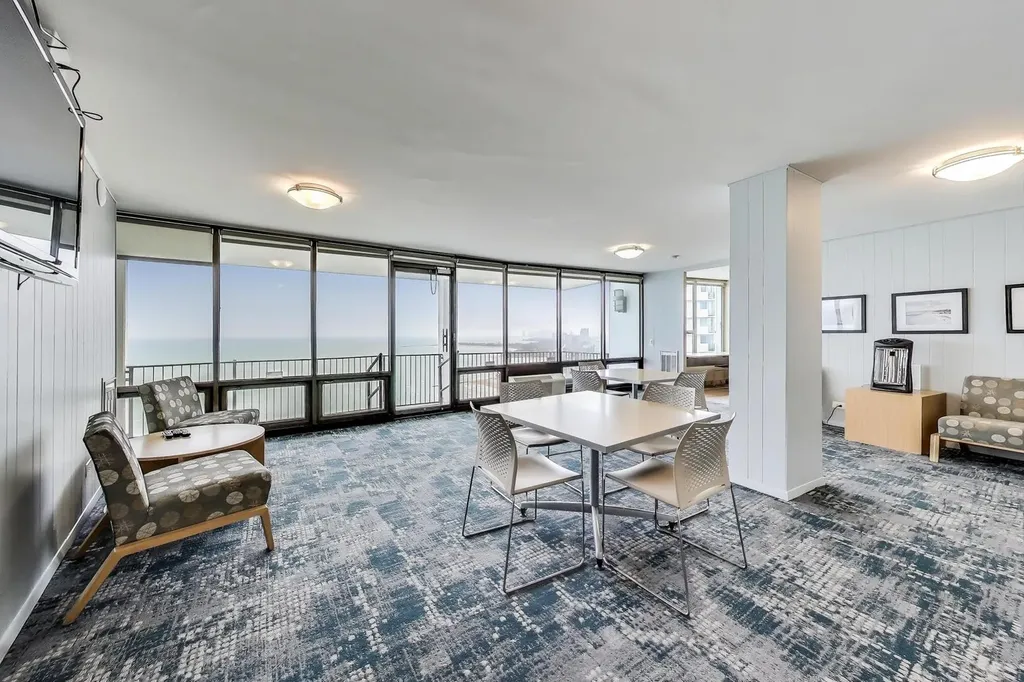 940 West Glenlake Avenue Chicago IL 60660