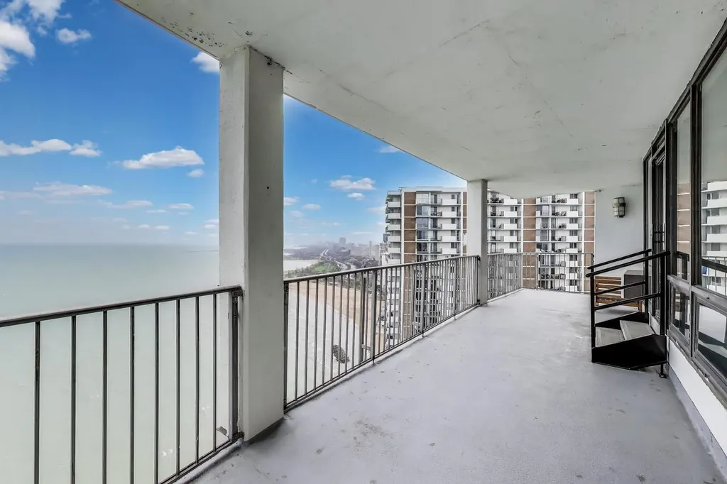 940 West Glenlake Avenue Chicago IL 60660