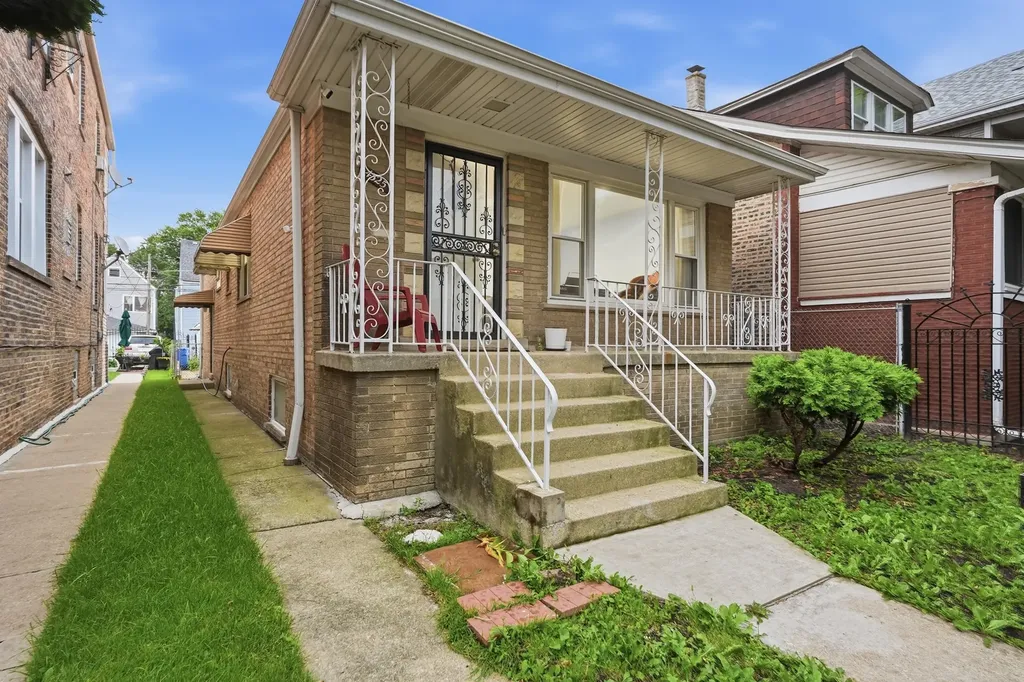 4325 South Rockwell Street Chicago IL 60632