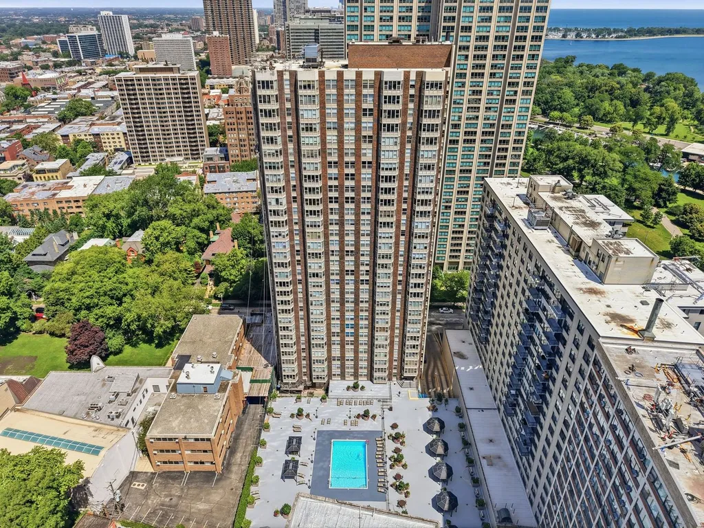 525 West Hawthorne Place Chicago IL 60657