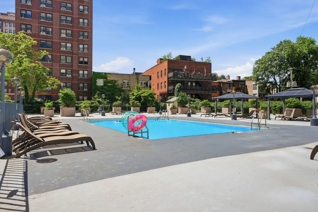 525 West Hawthorne Place Chicago IL 60657