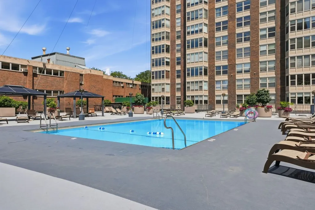 525 West Hawthorne Place Chicago IL 60657