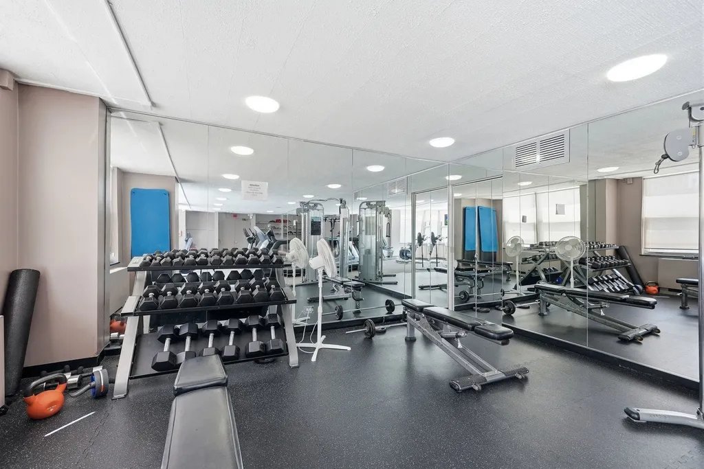 525 West Hawthorne Place Chicago IL 60657