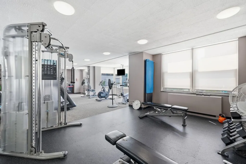 525 West Hawthorne Place Chicago IL 60657