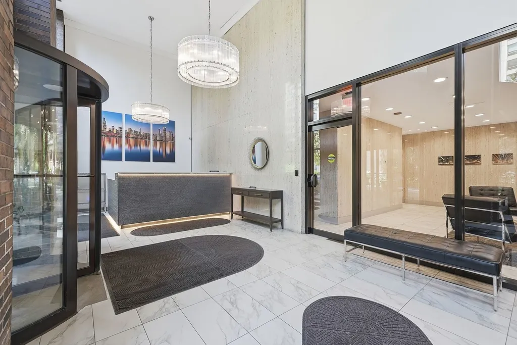 525 West Hawthorne Place Chicago IL 60657