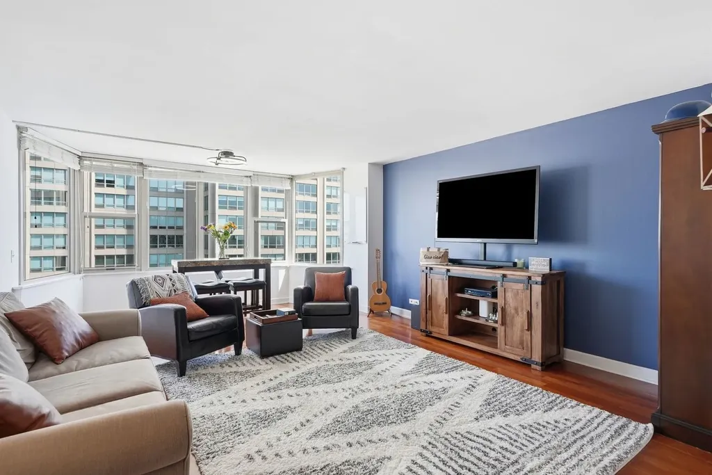 525 West Hawthorne Place Chicago IL 60657