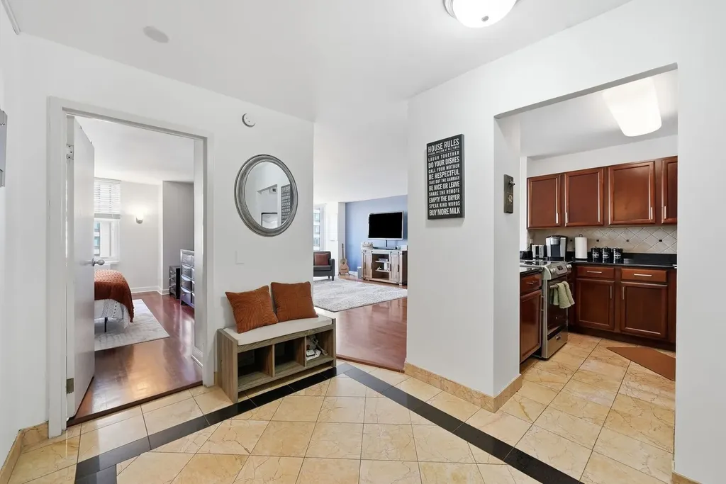 525 West Hawthorne Place Chicago IL 60657