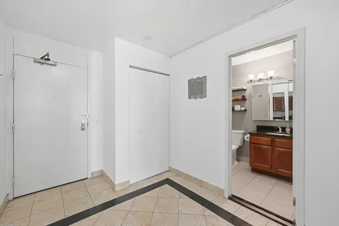 525 West Hawthorne Place Chicago IL 60657