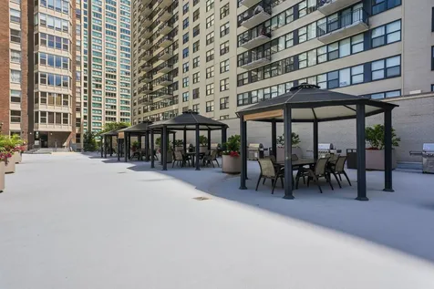 525 West Hawthorne Place Chicago IL 60657