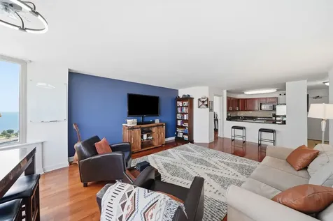 525 West Hawthorne Place Chicago IL 60657