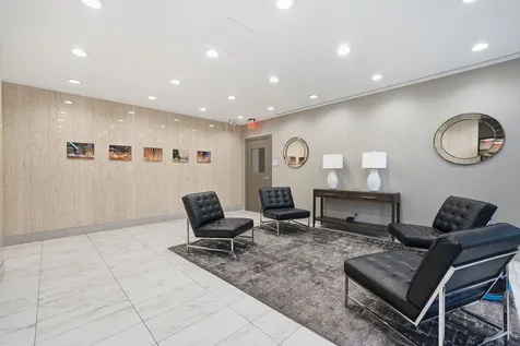 525 West Hawthorne Place Chicago IL 60657