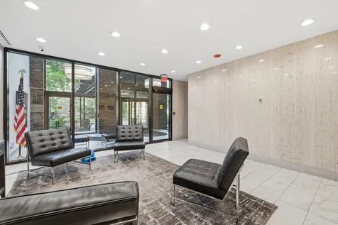 525 West Hawthorne Place Chicago IL 60657