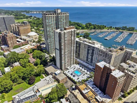 525 West Hawthorne Place Chicago IL 60657